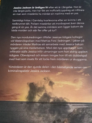 Yxmördaren - Följ kriminalinspektör Jessica Jackson när hon infiltrerar en misstänkt mördare och ställs inför farliga utmaningar. En spännande och mörk kriminalroman där jakten på en yxmördare leder till dubbelspel och riskfyllda uppdrag. Perfekt för dig som gillar nervkittlande mysterier och action!