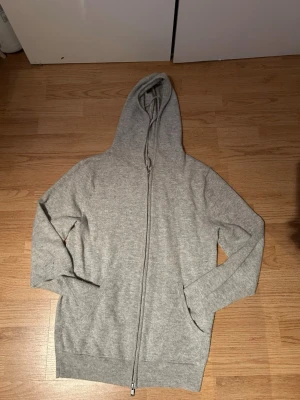 Kashmir  Hel Zip John Henric  - Jag säljer just nu denna John Henric hel zipen med materialet Kashmir. Använd max 5 gånger! Nypris: 2500, försäljningspris pris: 1200 (pris kan debatteras) 🔥🔥