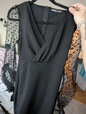 Svart kortklänning med prickiga ärmar - Nyskick 