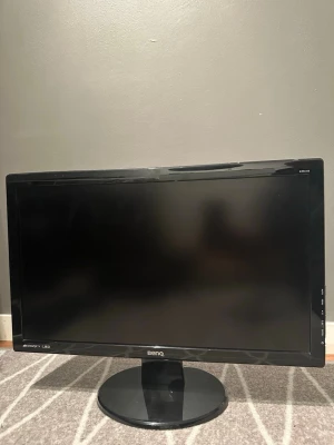 BenQ GW2255 LED Monitor - BenQ GW2255 är en 21,5-tums LED-skärm med DVI och VGA-anslutningar. Skärmen har en stilren design och är i gott skick utan synliga repor eller skador. Perfekt för både arbete och underhållning.