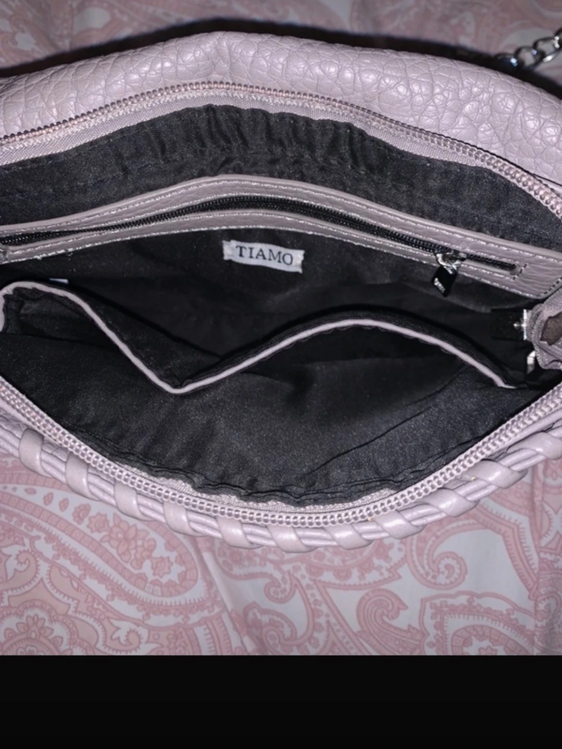 Grå axelväska med kedja från Tiamo - 2