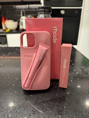 Rhode skal och lipptint - Passar iphone 13/14/15. Helt nytt oanvänt färg ribbon