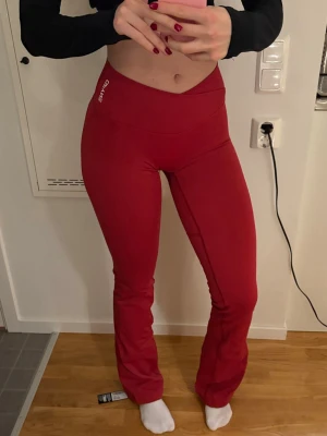Vision Flares Crimson - OTROLIGA utsvängda träningstights från DFYNE! ❤️ Köpte tyvärr en storlek för liten och klippte av prislappen för tidigt så kan nu inte returnera, men dem är helt oanvända och i nyskick! LÅNGA även på mig som är 175cm, vilket jag älskar! Storlek XS/TALL, färgen Crimson som är Limited edition och nu helt slutsåld! ❤️Köpta för 72,50 USD dvs 669 SEK, + frakt