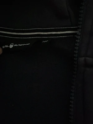 Marinblå ziphoodie från Sail Racing - Marinblå ziphoodie i mycket bra skick