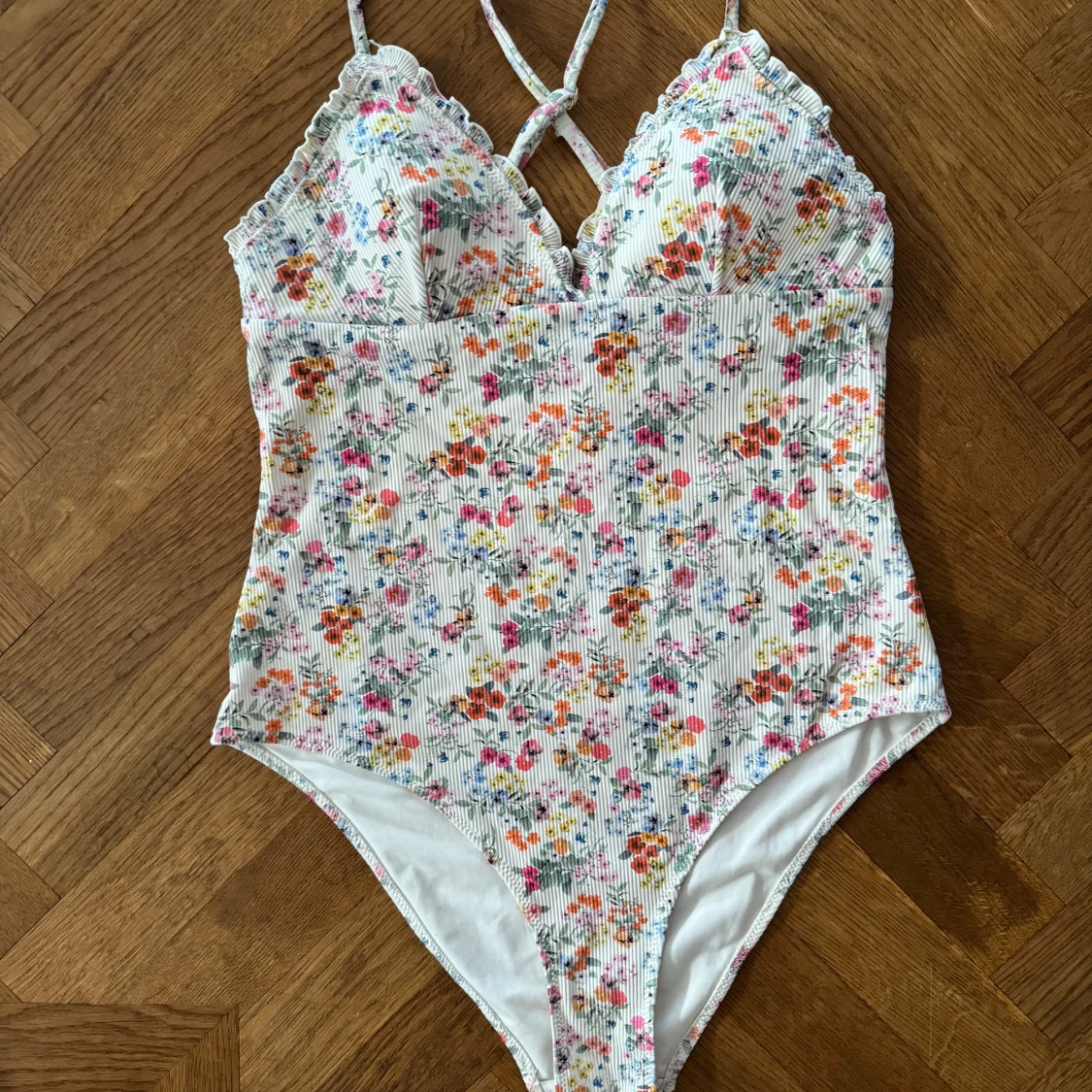 Snygg blommig baddräkt