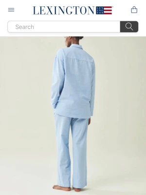 Lexington pyjamas  - Så fin pyjamas från lexington, helt oandvänd med prislappar och orginalförpackning kvar. Säljer pga fel storlek i julklapp. Långa lösa byxor med snygg oversize skjorta. Nypris 1895:-