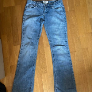 Lågmidjade  bootcut jeans  - Snygga Lågmidjade ljusblå jeans. klassisk bootcut-modell. Jeansen har fem fickor, normal passform och är tillverkade i mjukt denimtyg. Det kan vara lite problem med gylfen eftersom att den ganska änkelt åker upp om man sitter mycket.