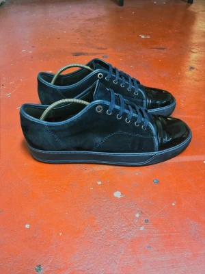 Lanvin- navy storlek 43 - Tjena! Säljer nu dessa Lanvins i storlek 43. Mycket fint skick och i en exklusiv navyblå färg! Kontakta gärna vid intresse. Pris kan diskuteras vid snabb affär.