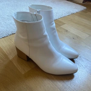 Dam boots  - Ankelboots vita i jättebra skick storlek 41 ، en liten märke syns inte på ens sko spets flera bilder vid önskemål 