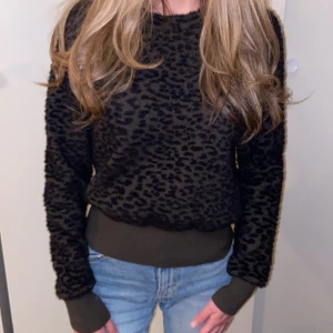 Jätte cool leopard mönstrad tröja!🫶🏼 - Säljer min super fina leopard tröja eftersom den blivit för liten för mig. Den är använd några gånger men i väldigt bra skick💞