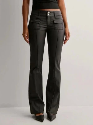 Svarta skinbyxor från Nelly - Super snygga svarta bootcut skinbyxor från Nelly i storlek 32!💗 Nypris 700kr💞 Kontakta gärna vid frågor, prisförslag eller egna bilder❣️