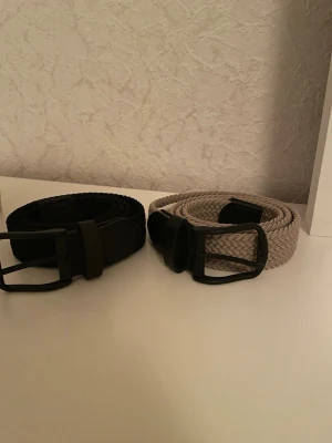 Flätade bälten  - Säljer två flätade bälten en svart o en ljus brun 