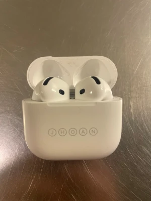 AirPods gen 4 - AirPods gen 4 i bra skick. Hör av dig vid funderingar.