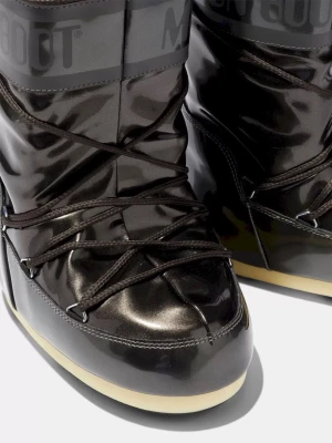 Svarta Moon Boots med snörning - Moon Boots Icon Vinile Metallic Black säljes. 🤍 Svarta, glansiga och endast använda ett fåtal gånger. Skorna är i väldigt bra skick och ser nästan nya ut. Storlek: 39–41 (passar flera storlekar). Perfekta för vintern med både stil och komfort. ❄️🩵 