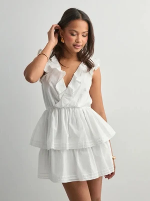 Vit volangklänning med öppen rygg - Supersöt vit kortklänning med volanger, öppen rygg och v-ringning! Passar perfekt till studenten/sommaren. Använd en gång och är i bra skick💓