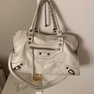 Väska från Design by Amor - Köpt för ungefär ett halvår sen,så är tydligt använd. Pris kan diskuteras,så det är bara att skriva om ni undrar något 💕💕