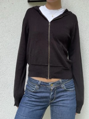 Svart kofta  - Säljer denna svarta koftan, vid fler frågor eller funderingar hör av dig!💗