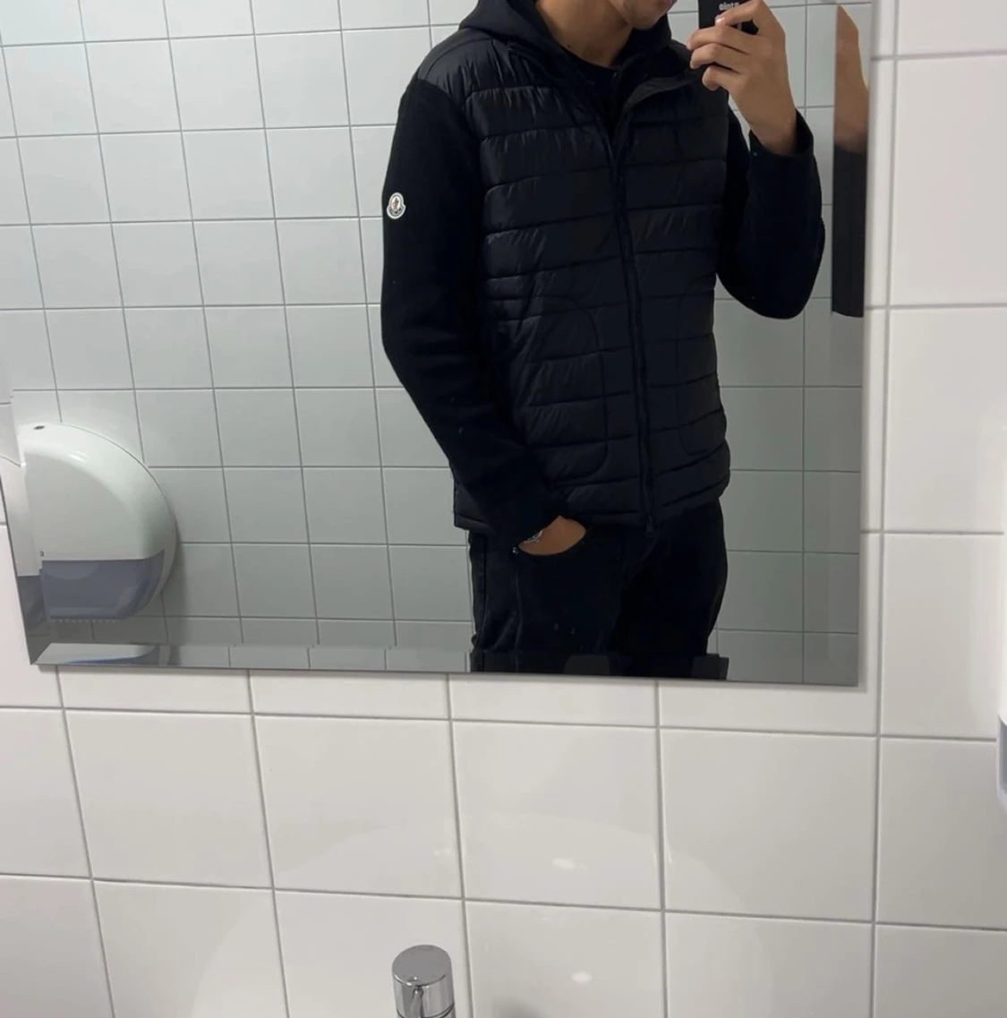 Svart Moncler pufferjacka med dragkedja