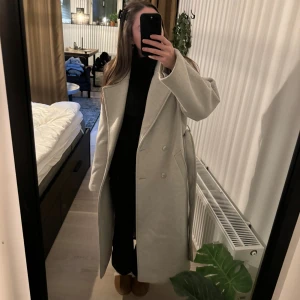 Ljusgrå lång kappa - Använd några gånger men är i bra skick