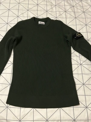 Stone Island stickad tröja  - Säljer denna schysta Stone Island stickade tröjan som köptes från Nk för några år sedan. Säljer den pga att färgen inte passar mig.  Har använt den väldigt sällan under åren. Passar för dig som har vanligtvis M! 