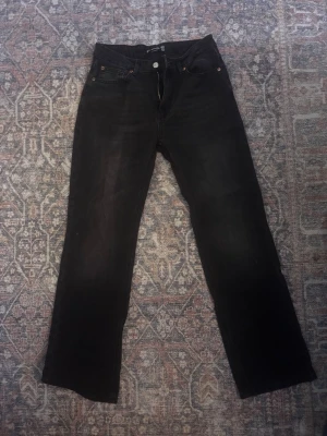 Svarta raka jeans från Monki - Svarta jeans från Monki med klassisk femficksdesign och raka ben, jättesnygga och trendiga 💓