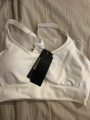 Vit sport bh relode - Säljer en oanvänd vit sport bh från Relode