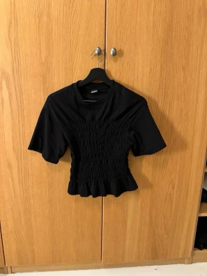 Söt Svart topp med volang - Säljer en svart topp från Gina tricot. Toppen har korta ärmar och rund halsringning. Storlek s. Bara att skriva om ni har frågor☺️