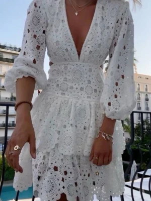 Vit maje klänning - INTRESSEKOLL på min sjukt fina och eftertraktade klänning från maje!! ❤️❤️så fin till studenten, säljer endast vid bra bud så kom gärna med prisförslag!! 🙏🏼🙌🏽