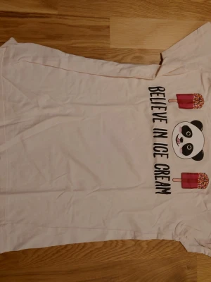 Fina och välskötta t-shirt - Två fina t-shirts. Väl använda men inga märken från det. Lappar finns inte kvar men de passar xs. 50 kr för båda.