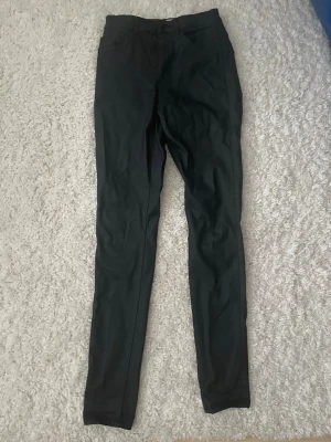 Svarta skinny byxor från ONLY - Svarta byxor från ONLY i storlek S/32. De har en skinny passform och är knappt använda.