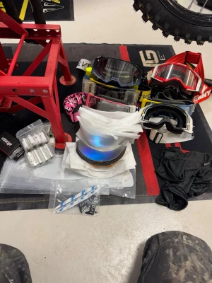 Svart crossglasögon  från Evolve - Säljer flera glasögon  från Evolve och Kenny med enkel och sportig design.  och har en normal passform. Perfekt för dig som gillar motocross eller även villa ha glasögon i backen, finns massor av nya linser och roloff. 