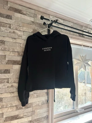 Hoddie  - Hoddie från Gina Tricot i storlek S 