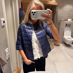 Kerry Blue Jacket - Blå lättviktsjacka från Kerry. Väldigt lik Herno. Den är i väldigt bra skick, nästan som ny. Finns ingen storlek på men ska sitta som en xs/s. Kan skicka snabbt