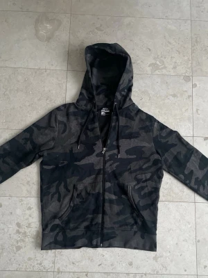 Ralph Lauren Camouflage Zip  - Tja! Nu säljer jag min galet feta camouflage zip från Ralph Lauren, bekväm, snygg och stilren. || Storlek: L, passar M || Skick: 8.9/10 || Tveka inte att höra av dig vid frågor, funderingar eller prisförslag!😄