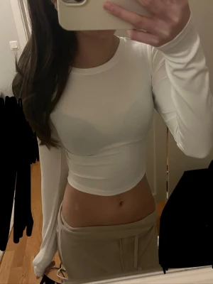 Knyt tröja vit  - Den är lite genomskinlig och tajt med knyt snören på baksidan.  Använd fåtal gången är som ny. 