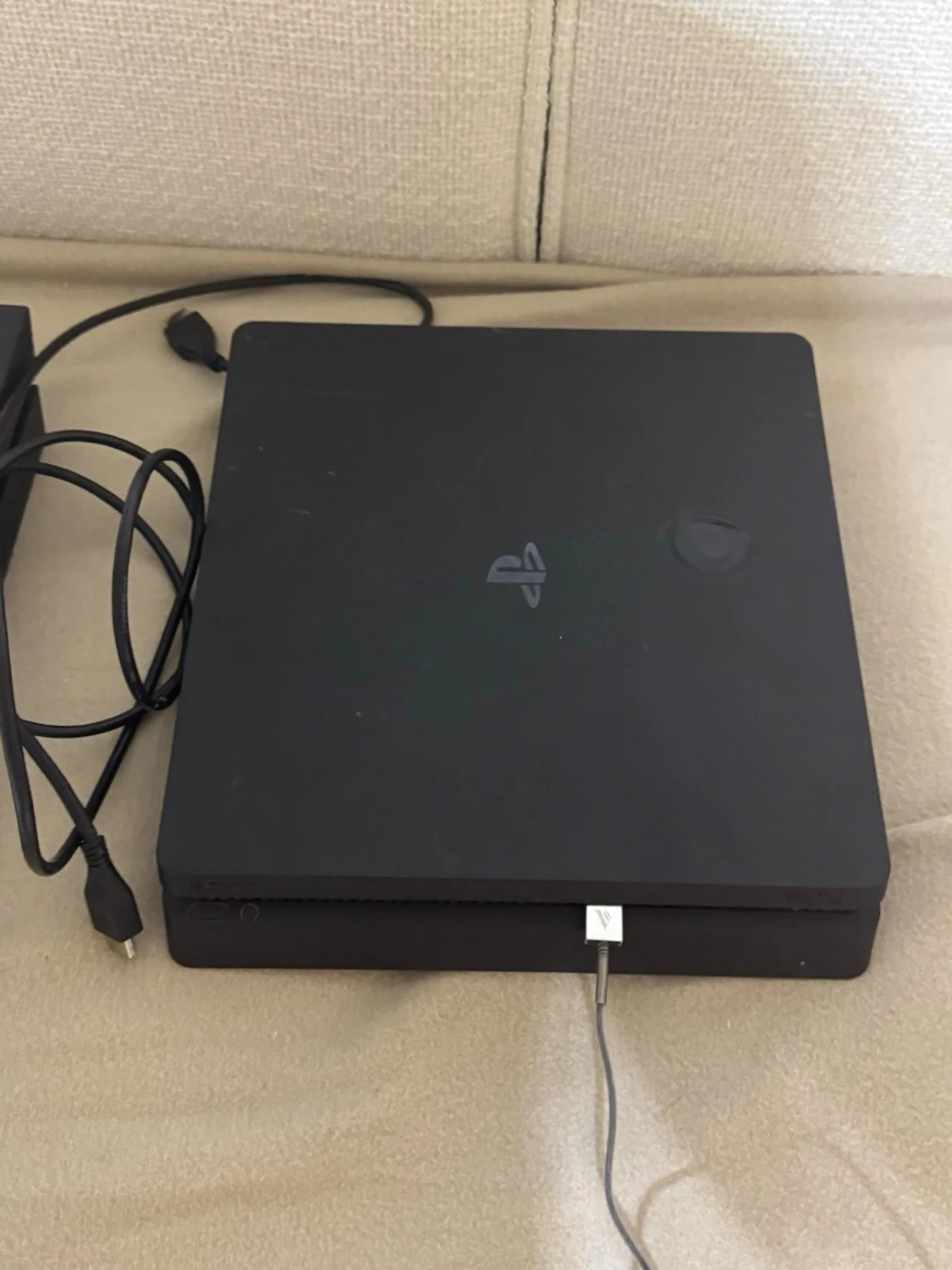 PlayStation 4 Slim och en vanlig playstation 4 med en handkontroll och spel - 3