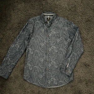 Skjorta med mönster  - Väldigt fin skjorta med mönster. Storlek S. extremt bra passform 