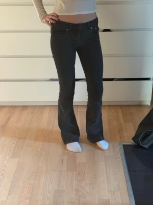 Svarta bootcut jeans från lager 157 - Snygga svarta jeans från Lager 157 med bootcut-snitt och klassisk femficksdesign. Jeansen har en mörk tvätt och är i storlek Xs full length. De är i en svartgrå färg. Perfekta till allt. 