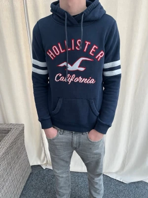 Sällsynt hoodie från hollister - Riktigt fet hoodie från hollister som inte går att få tag på längre. Modellen på bilden är 183 cm, 67 kg
