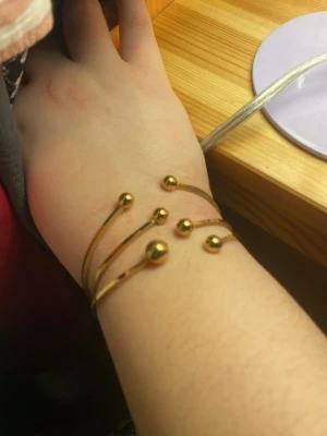  Justerbart armband Edblad liknande  - Bilderna visar ett armband i guldton med flera kulor, armbandet går att justera, vet ej var jag har köpt denna