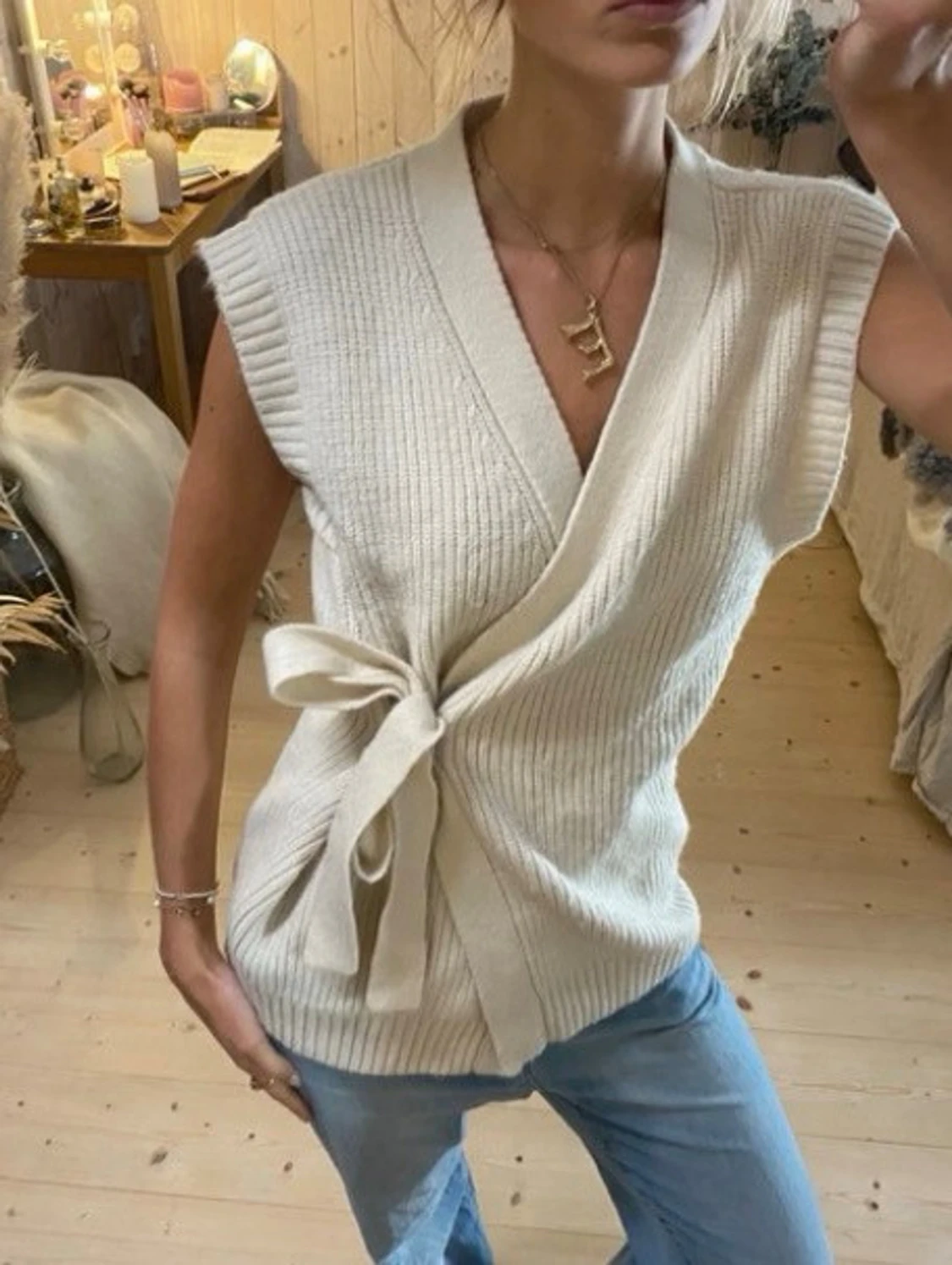 Stickad tröja med knytning 