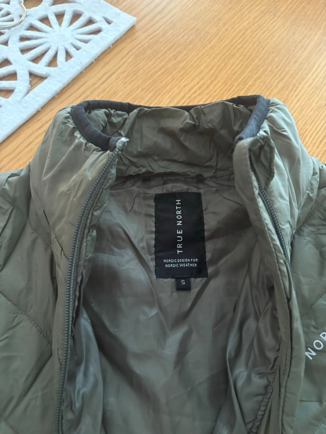 Olivgrön quiltad pufferjacka True North - 3