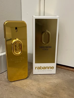 Rabanne Million Gold parfym - Million Gold från Rabanne, Eau de Parfum Intense, 100 ml. Ingredienser: alcohol denat., parfum (fragrance), aqua (water), limonene, coumarin, linalool, geraniol m.fl. Snygg och modern flaska som sticker ut.