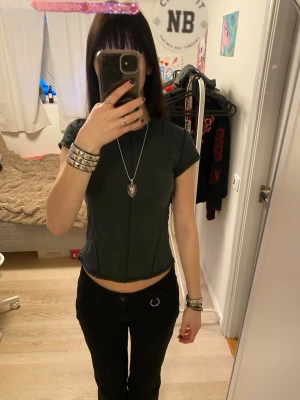 Ursnygg tshirt från Weekday😻😻 - Säljer en croppad topp med korta ärmar och synliga snygga sömmar framtill och längs sidorna från weekday!🙏🙏😍