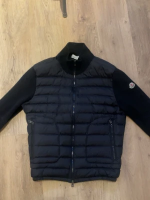 Moncler Cardigan - Säljer denna riktiga feta moncler cardiganen i storlek L men passar som en M. Säljes pågrund av att den ej kommer till användning längre så de är bättre att någon annan får den för en billig peng! Hör av er vid eventuella frågor!