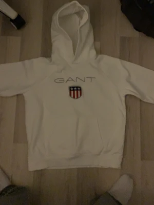 Gant hoodie - Nostalgisk vit hoodie från gant i storlek xS men funkar även som S. Relativt ny då jag inte han använda den så mycket.