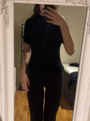 Svart t-shirt från 157, storlek L - Säljer en svart t-shirt från 157 i storlek L. T-shirten har klassisk rund hals och korta ärmar, perfekt för en clean och enkel stil. Materialet känns mjukt och bekvämt mot huden, och den är lätt att matcha med allt i garderoben.