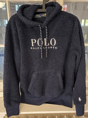 Ralph Lauren hoodie - Sällsynt POLO Ralph Lauren hoodie i teddy material. Nopprig men bör gå bort med en roller.