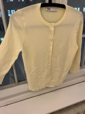 Gul kofta - Ljusgul trekvartsärm kofta med pärlor från ZARA. Säljer då den inte kommer till användning. Använd endast 1-2 gånger.