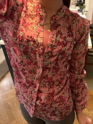 Snygg blus - Så söt blommig blus från Michael Kors med ett inbyggt rosa linne till. 🥰❤️